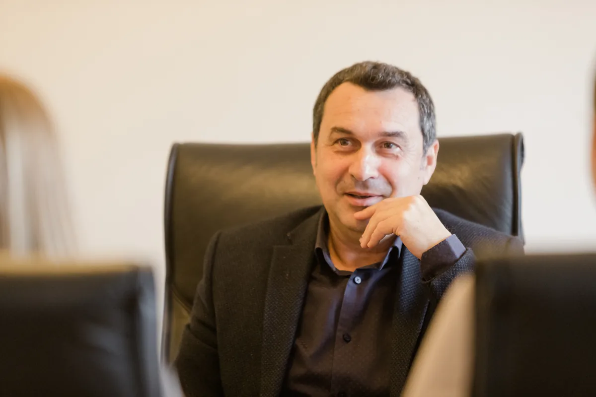 Ο Γιώργος Γιαννούσης σε συνεδρία, καθισμένος σε πολυθρόνα γραφείου
